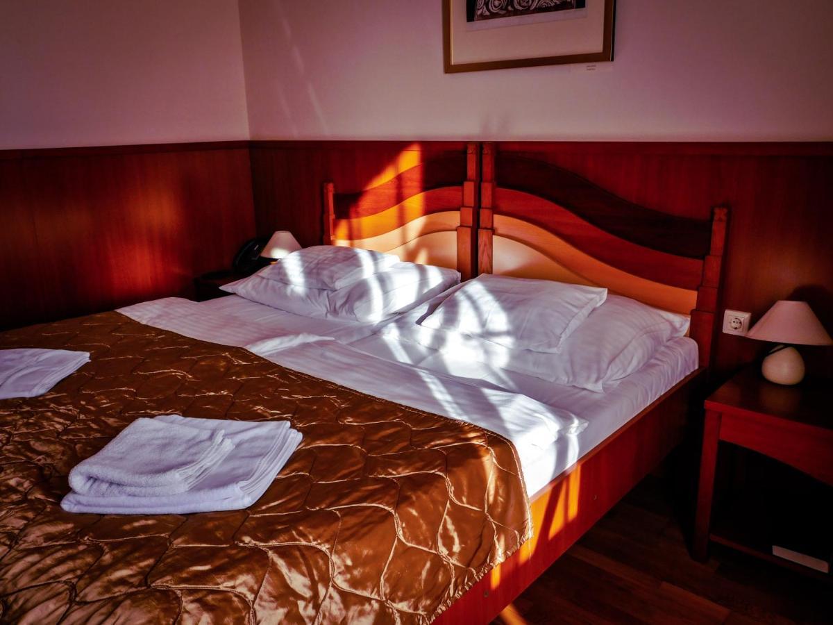 Hotel Kumania Kisujszallas Eksteriør billede