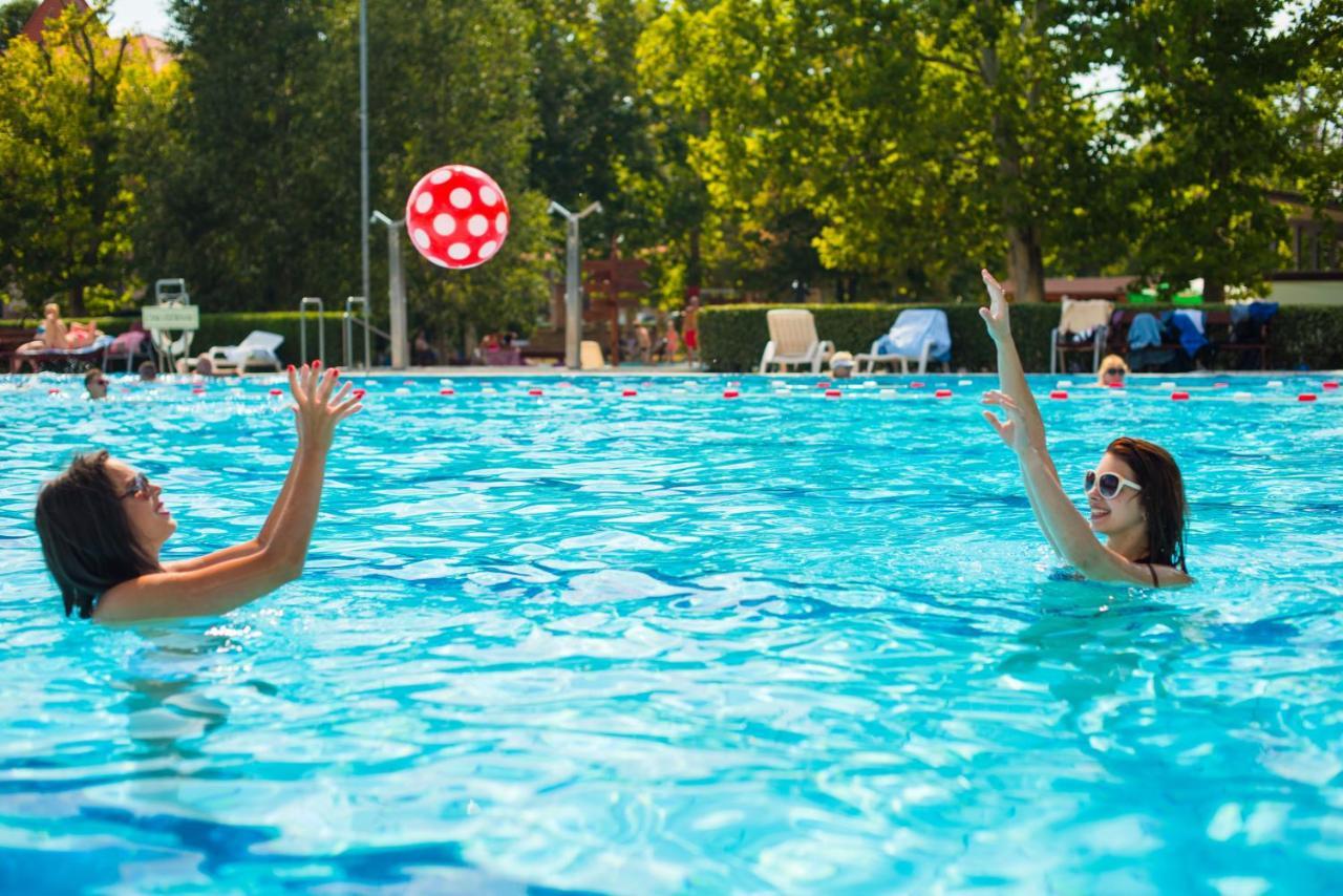 Hotel Kumania Kisujszallas Eksteriør billede