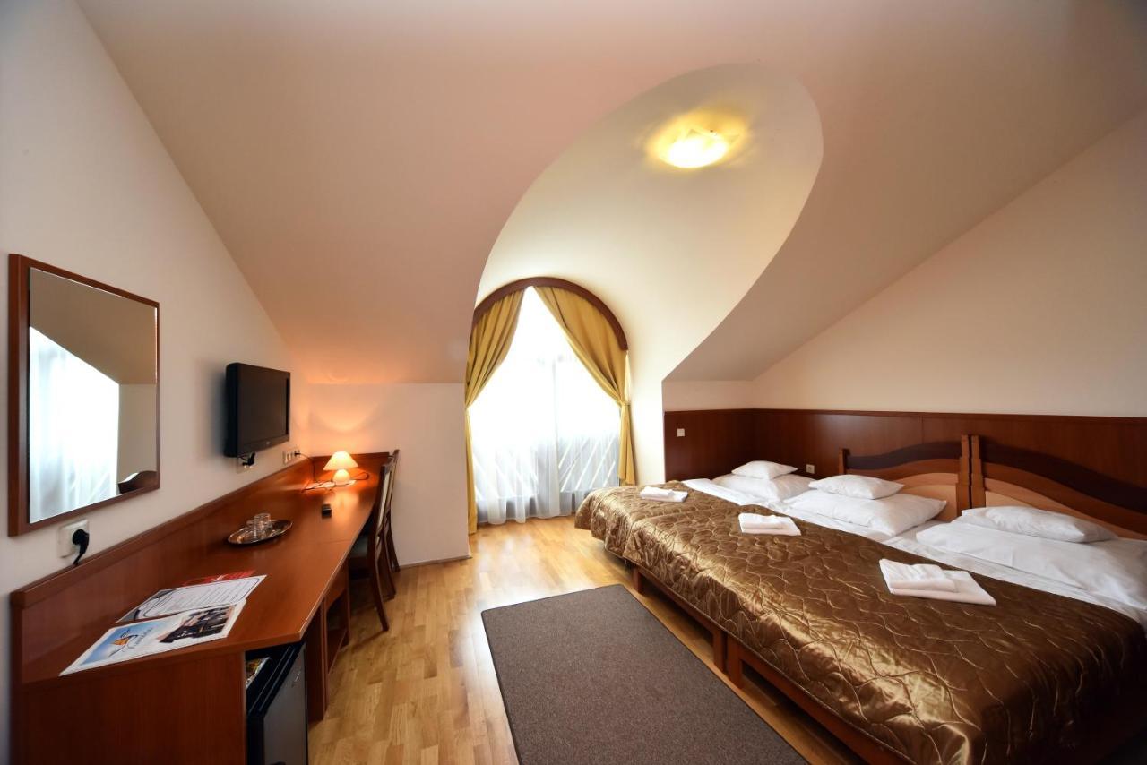 Hotel Kumania Kisujszallas Eksteriør billede