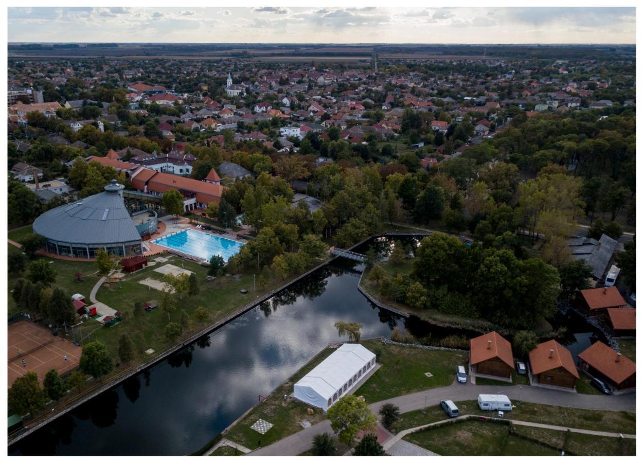 Hotel Kumania Kisujszallas Eksteriør billede