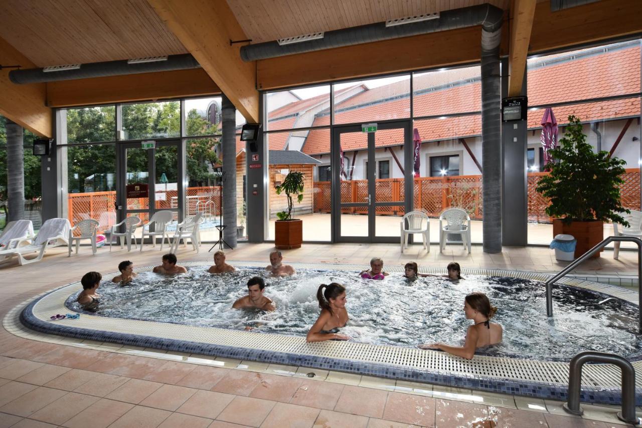 Hotel Kumania Kisujszallas Eksteriør billede